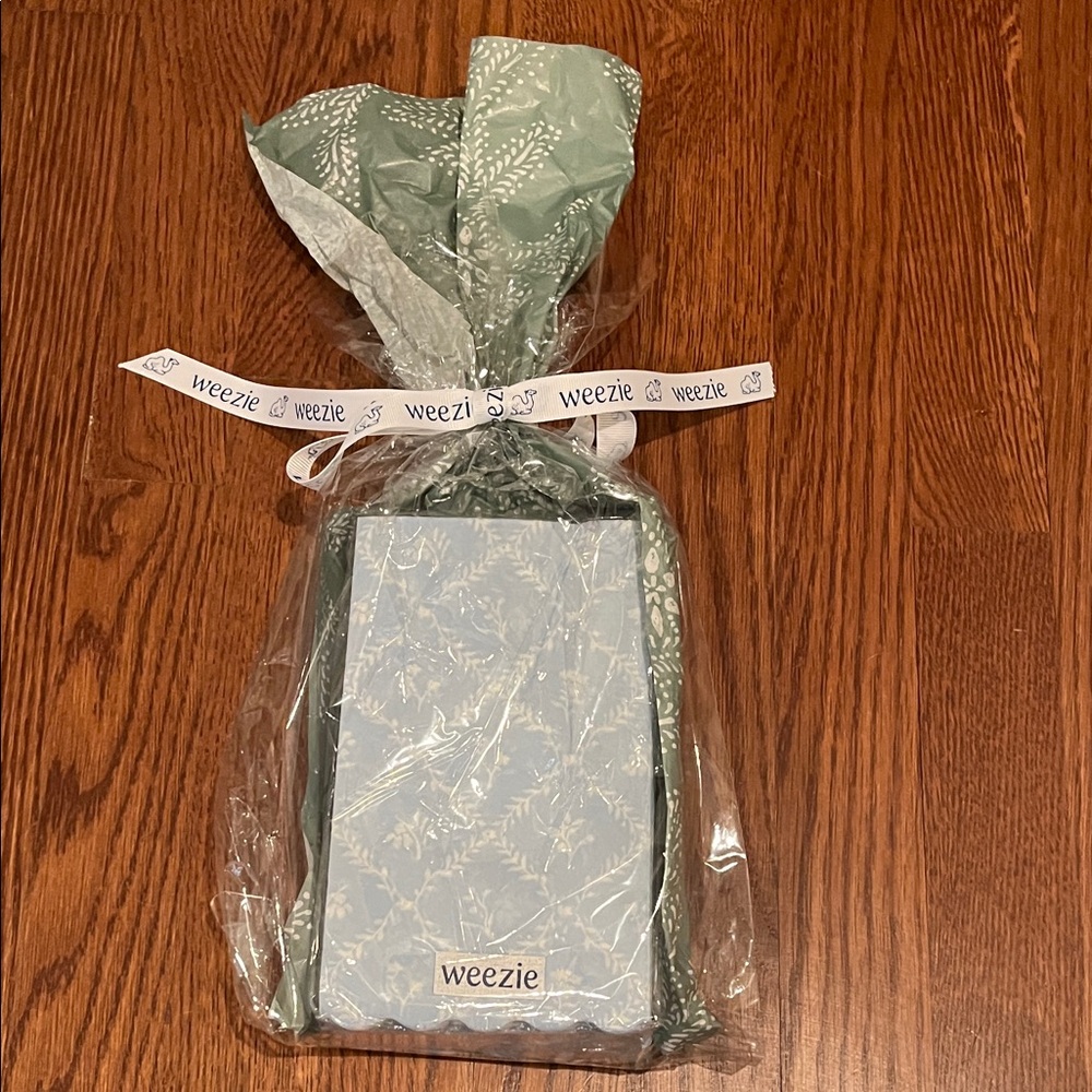 Weezie Blue and white Floral Gift-Wrapped Disposable Towel